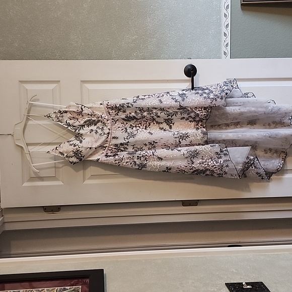 I.N. Embroidered  hi-lo delicately  beautiful dress formal or prom ready - Picture 3 of 13